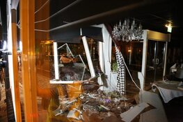 Auto met hoge snelheid Frans restaurant ingereden in Landsmeer