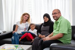 Voorlezer Jenny Bont over haar vrijwilligerswerk bij het gezin Al Reshedi: “Dit is zó leuk om te doen”