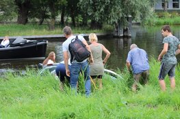 Auto van brugwachter Broek in Waterland te water gegleden