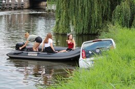 Auto van brugwachter Broek in Waterland te water gegleden
