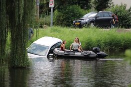 Auto van brugwachter Broek in Waterland te water gegleden