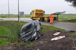 Taxi belandt in de sloot Katwoude