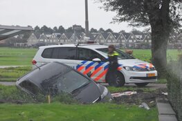 Taxi belandt in de sloot Katwoude