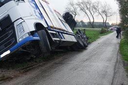 Vrachtwagen van de weg in Broek in Waterland