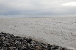 Zeiljacht raakt gedeeltelijk onder water: drie opvarenden uit het water gehaald