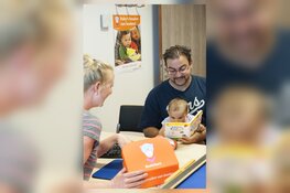 Voorlezen en liedjes zingen met de baby op schoot in de Bibliotheek Landsmeer