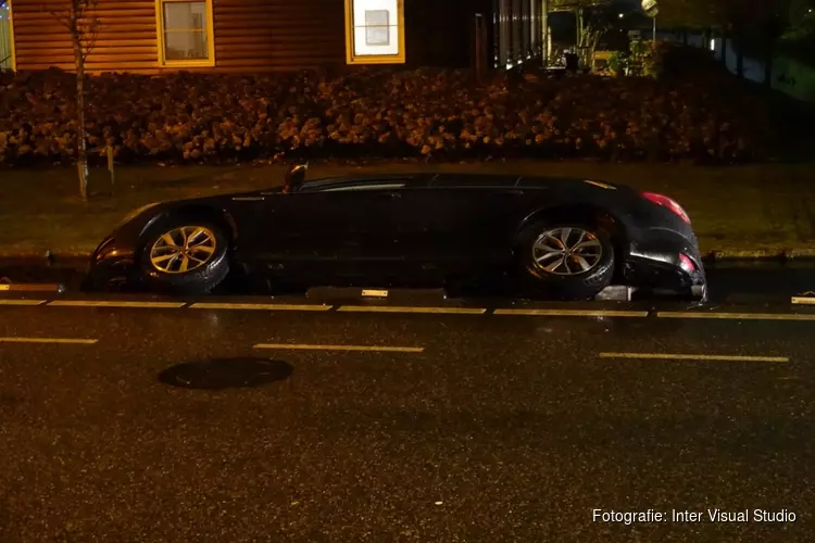 Auto raakt van de weg in Landsmeer
