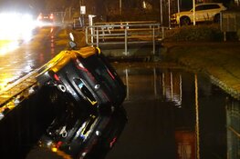 Auto raakt van de weg in Landsmeer