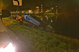 Auto bijna te water in Edam