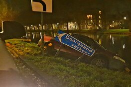 Auto bijna te water in Edam