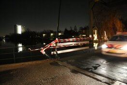 Auto botst tegen brug: bestuurder aangehouden