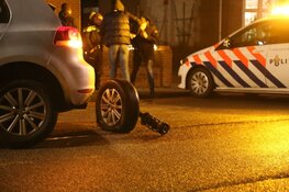 Auto botst tegen brug: bestuurder aangehouden