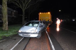 Beginnend bestuurder knalt tegen boom