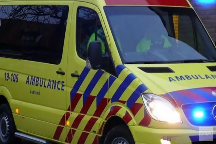 Auto raakt te water op N247 bij Broek in Waterland