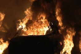 Ravage na brand in Oostzaan: vier auto's in de fik