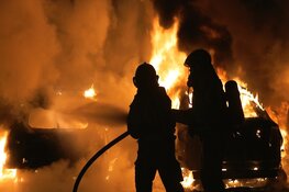 Ravage na brand in Oostzaan: vier auto's in de fik