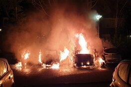 Ravage na brand in Oostzaan: vier auto's in de fik