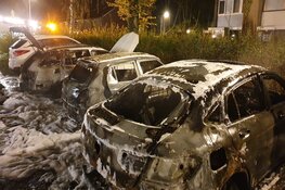 Ravage na brand in Oostzaan: vier auto's in de fik