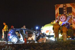 Auto crasht tegen pijlwagen op N247: meerdere gewonden