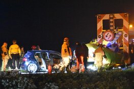 Auto crasht tegen pijlwagen op N247: meerdere gewonden