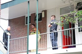 Pan vat vlam in Monnickendam, persoon in ambulance nagekeken