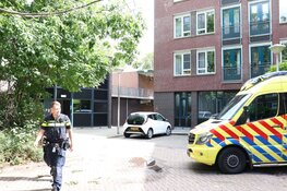 Pan vat vlam in Monnickendam, persoon in ambulance nagekeken