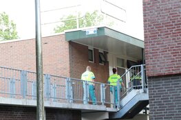 Pan vat vlam in Monnickendam, persoon in ambulance nagekeken