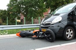 Motor belandt onder bestelbus bij ongeval Ilpendam