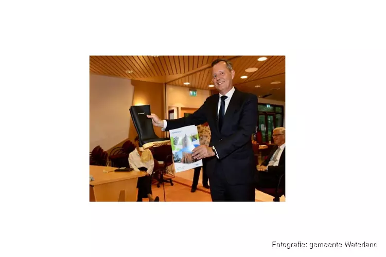 Profielschets nieuwe burgemeester overhandigd aan commissaris van de Koning