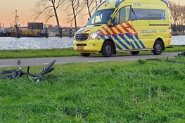 Auto schept twee fietsers van achteren in Landsmeer