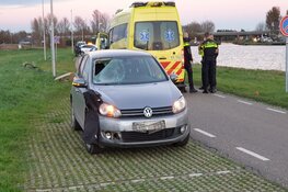 Auto schept twee fietsers van achteren in Landsmeer