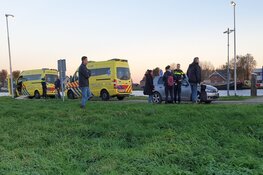 Auto schept twee fietsers van achteren in Landsmeer