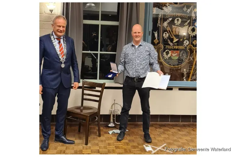 Fanfarecorps Zuiderwoude ontvangt Koninklijke Erepenning