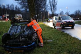 Auto over de kop bij afrit A10