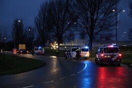 Auto over de kop bij afrit A10