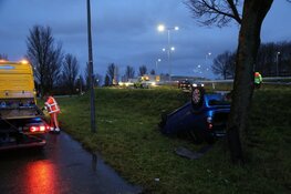 Auto over de kop bij afrit A10
