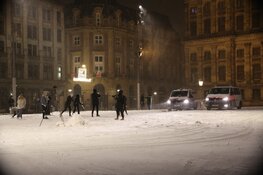 Politie doet sneeuwballengevecht op de Dam, volop sneeuw op de A8
