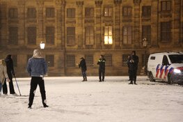 Politie doet sneeuwballengevecht op de Dam, volop sneeuw op de A8