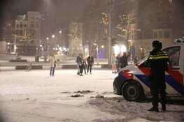 Politie doet sneeuwballengevecht op de Dam, volop sneeuw op de A8