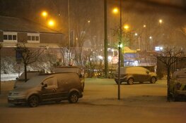 Politie doet sneeuwballengevecht op de Dam, volop sneeuw op de A8