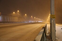 Politie doet sneeuwballengevecht op de Dam, volop sneeuw op de A8