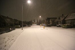 Politie doet sneeuwballengevecht op de Dam, volop sneeuw op de A8