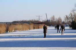 Schaatspret op de Ringvaart in Oostzaan