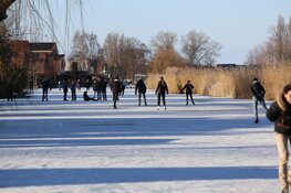 Schaatspret op de Ringvaart in Oostzaan
