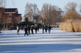 Schaatspret op de Ringvaart in Oostzaan