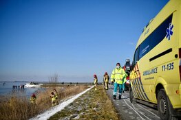 IJszeiler slaat over de kop op Gouwzee bij Marken, schaatsers slepen slachtoffer naar kant