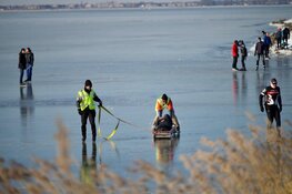 IJszeiler slaat over de kop op Gouwzee bij Marken, schaatsers slepen slachtoffer naar kant