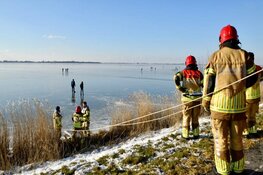 IJszeiler slaat over de kop op Gouwzee bij Marken, schaatsers slepen slachtoffer naar kant