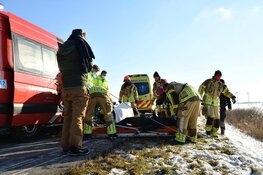 IJszeiler slaat over de kop op Gouwzee bij Marken, schaatsers slepen slachtoffer naar kant