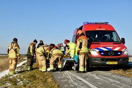 IJszeiler slaat over de kop op Gouwzee bij Marken, schaatsers slepen slachtoffer naar kant